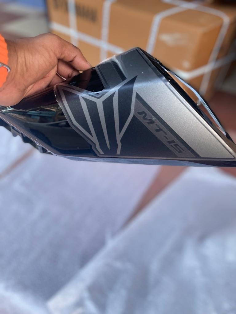 Mt 15 Bs6 Shine Black R Tank Scoop Right Side